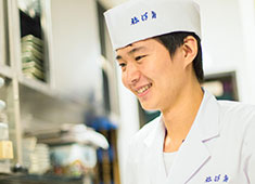 「土佐料理 祢保希」／株式会社 土佐料理 司 求人 2015年入社。「大学で水産資源の勉強をしていたので、ココが水産物の保全活動の取り組みをしているのも魅力でした！」