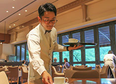 「Thrush cafe」／株式会社 八芳園 求人 20代のスタッフが多数活躍しています！