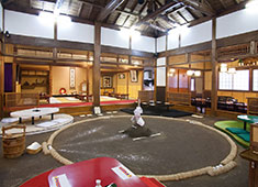割烹 吉葉（よしば）／大辰魚類株式会社 求人 本物の土俵を配した総檜造りの豪華な店内。