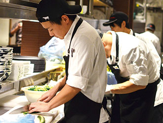 株式会社ピューターズ 求人 ▲「お店で食べたお肉が美味しすぎたから！」という理由で入社したスタッフも多数！未経験者も大歓迎します！