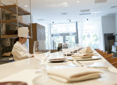 Morceau（モルソー） 求人 常連さんが大好きなカウンター席。シェフはもちろん、スタッフたちも常連さんとの会話を楽しむことができます。