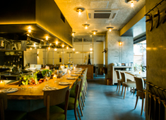 「GRIP」「RACINES BISTRO」「Racines FARM to PARK」「She」/株式会社グリップセカンド 求人 どの店舗も厨房は最新機器を揃え、オープンキッチンにこだわっています。