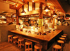 佐賀 ふもと赤鶏「酒場 髙しな」 求人 山麓の山小屋をイメージした店内。にぎやかな雰囲気を演出する内装にもこだわります。