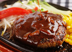 銀座　数寄屋バーグ 求人 毎朝食肉市場より直送される最高級A5，A4ランクの切り落としや、特選和牛などの最高牛肉をたっぷりと使用！