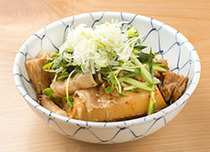 酒場 あじとよ屋 求人 ▲人気メニューの一つ「肉豆腐」！昔ながらも居酒屋の雰囲気も残るお店で働きませんか？