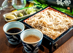 真禅（SHINZEN） ／株式会社モバイルムーブメント 求人 こちらが当店人気の蕎麦。オリジナル麺を使用した正統派の蕎麦を提供しています。