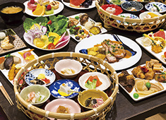 ブルーウェーブ株式会社／箱根・芦ノ湖 はなをり 求人 和食、フレンチ、パティシエそれぞれの料理人が集まり、旬の素材を吟味して新感覚のメニューを提案。