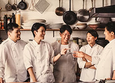 KNOCK CUCINA BUONA ITALIANA(ノック クッチーナ ボーナ イタリアーナ)／株式会社マザーレストランツ 求人 ▲20～40代のスタッフが活躍！キッチンは料理に、ホールはサービスにきちんと専念できるお店です。