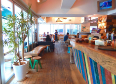 株式会社 DOLCEZZA／「BONDI CAFE（ボンダイカフェ）」etc 求人 あたたかな木目調が印象的な「YOYOGI BEACH PARK」。芸能人もよくご利用いただきます。