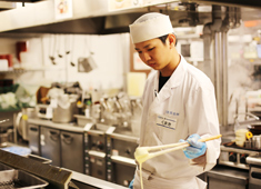 東京・湯河原温泉 万葉の湯 求人 天ぷらや寿司、焼物など様々な和食に携わる事ができます。広々とした厨房なのでストレスなく働く事ができます。