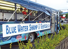 BLUE WATER SHRIMP（ブルーウォーター・シュリンプ） 求人 ワイキキやノースショアの「BLUE WATER SHRIMP」ではキッチンバスにて販売