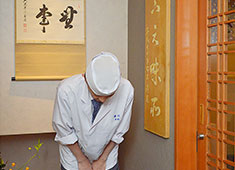 日本料理　櫻川 求人 和装スタッフも同時募集中！お客様の満足気な笑顔を見られるのもやりがいです！