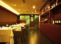 Steak Dining Vitis（ステーキダイニングヴィティス） 求人 完成度の高いコースは多くのお客様から高い支持を頂き、某グルメサイトでも高い支持を頂いております。