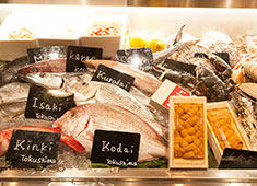 「dining & bar KITSUNE」「#uni Seafood」／株式会社 U-MORE 求人 六本木駅からほど近い「#uni seafood」でもスタッフを同時募集しています！