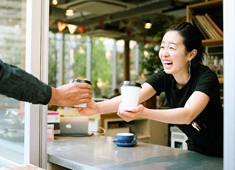 株式会社WAT／「info&cafe SQUARE（仮称）」「CAFE&HALL ours」etc. 求人 地域の方に愛され、肩肘張らずに気軽にお立ち寄りいただける、フレンドリーなお店を目指しています