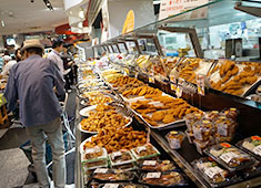 Food Store Aoki（フードストア あおき）※横浜天神橋店／株式会社あおき 求人 プレミアプスーパーならではの高級感ある店内。