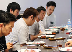 DRAWING HOUSE OF HIBIYA（ドローイング ハウス オブ ヒビヤ）、ほか／株式会社バルニバービ 求人 色々な経験を持つ料理人が、社歴に関係なく意見を出し合いながら料理をつくっています。あなたの経験もきっと活かせます。