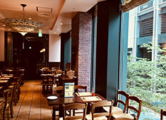 Che Voglia!（ケ ヴォーリア!）／株式会社 ミックマム 求人 ▲食材やドリンクはもちろん、ピザ窯、床のタイルやシャンデリアなどのインテリアまで、全てイタリア直輸入