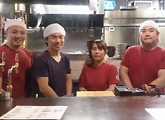 焼鳥 ゑびす 田町店 求人 ガチガチの縦社会ではなく、スタッフ同士で気兼ねなく意見交換できる、風通しの良い環境を作っています。