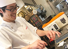 PATISSERIE NAOKI（パティスリー ナオキ） 求人 未経験の状態から入社したスタッフ多数！全員のスタート地点が似ているからこそ何でも丁寧に教えてくれる温かい環境です！