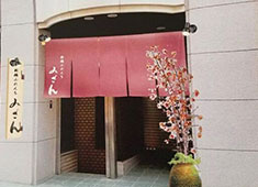 新橋ふれんち みざん 求人 ▲ファザードイメージ
新しいお店で新しい仲間とスタートしませんか？多くの方にお会いできるのを楽しみにしています！
