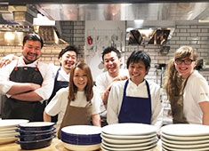 「dining & bar KITSUNE」「#uni Seafood」／株式会社 U-MORE 求人 お客様と仲良く、スタッフも一緒になって楽しむことが「KITSUNEスタイル」です！
