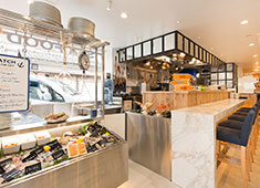 「dining & bar KITSUNE」「#uni Seafood」／株式会社 U-MORE 求人 各地から仕入れる新鮮な魚介を使ってオーダーメイドの料理を作るシーフードビストロです。