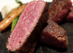Steak Dining Vitis（ステーキダイニングヴィティス） 求人 紀州備長炭の中でも最高ランクの「馬目上小丸」を使用し厳選した黒毛和牛を焼き上げます！