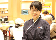 回し寿司 活／株式会社 活美登利 求人 寿司職人だけでなく、ホールスタッフも大歓迎です！明るい笑顔でお客様を迎えてください！