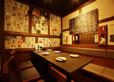 「日本酒原価酒蔵」他／株式会社 クリエイティブプレイス 求人 スタイリッシュな店内デザインも人気の要因
