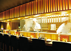 酉桂（トリケイ）／株式会社 トータルウェル 求人 カウンターメインの当店。ダイレクトにお客様の笑顔が見える