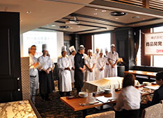 株式会社ダイナックホールディングス(サントリーグループ・東証2部上場企業) 求人 洋食業態の経験者も同時募集！70業態を展開しているからこそ、様々な選択肢の中で働けます。