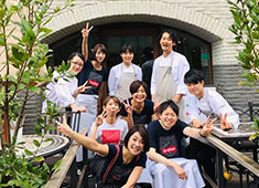 KNOCK CUCINA BUONA ITALIANA(ノック クッチーナ ボーナ イタリアーナ)／株式会社マザーレストランツ 求人 ▲20～40代のスタッフが活躍！キッチンは料理に、ホールはサービスにきちんと専念できるお店です。