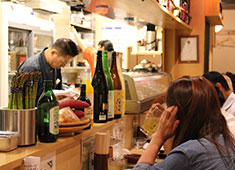 おさしみ酒場まるたけ 求人 オープンキッチンですので、お客様のリアクションがすぐわかります。