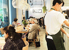 N2 Brunch Club／株式会社 レストラン モア 求人 雰囲気も含めて、オーストラリアを感じていただける店内です。和・洋業態問わず接客経験者がご活躍いただけます！