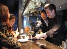 GOSS GINZA／株式会社Gコンセプト 求人 20席。オープンキッチン！カウンター越しの接客もします。笑顔が絶えない温かいお店をつくりましょう。