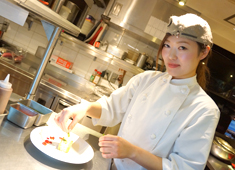 GINZA KAZAN／株式会社Gコンセプト 求人 キッチンは20代4名、30代5名のスタッフが活躍中！（うち女性3名）仕込み中もスタッフの笑顔が絶えない職場です。