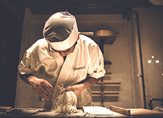 権八（ごんぱち）西麻布／株式会社グローバルダイニング【東証二部上場】 求人 蕎麦は季節によって厳選した国産蕎麦の実を使用し、毎朝石臼で丁寧に挽いて手打ちしています。