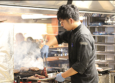 「WAKANUI GRILL DINING■BAR■TOKYO」・「WAKANUI LAMB CHOP■BAR■JUBAN」／アンズコフーズ株式会社 求人 20代から50代まで、幅広い世代のスタッフが活躍していますよ！