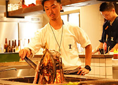 ジョウモン／炉ばた 灯台／株式会社ビックスルー 求人 ＜炉ばた 灯台の調理風景一部＞
繊細かつ大胆に仕上げる料理の数々はどれも絶品です！
