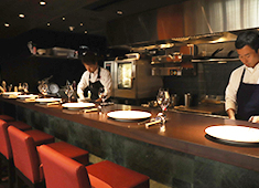 Cellar Fête（セラフェ）／ル セヴェロ ジャポン株式会社 求人 まかないは毎日16時頃から全員で！洋食、ハンバーグ、ラーメン…等、多種多様な絶品料理がテーブルに並びます！