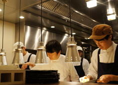IL GHIOTTONE（丸の内店・ハワイ店・シンガポール店） 求人 メニューはコース料理のみ。シェフ笹島が作りだす料理は「京都イタリアン」と呼ばれ、多くのお客様から愛されています。