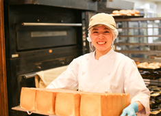 Boulangerie et Cafe Pere et Mere（ペル・エ・メル） 求人 工房の目の前が売り場のため、お客様がすぐ近くに！「美味しかったよ」「焼きたて待ってたよ」という声を毎日聞けます