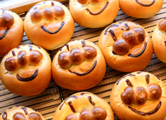 Boulangerie et Cafe Pere et Mere（ペル・エ・メル） 求人 入ってすぐのところに焼きたてパンが並んでいます。お子様が喜ぶような商品も多数！