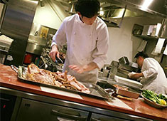 La Goccia Tokyo（ラ・ゴッチャトウキョウ） 求人 「前菜はやっていたので、焼き場をやってみたい」等といった方も歓迎！経験したことない事も当店でやってみましょう！