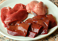 羊 SUNRISE 求人 多彩な味が楽しめる『国産羊肉ホルモン盛り合わせ』は一頭買いによってレバー・ハツ・タン・サガリなどを新鮮な状態で提供