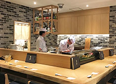 炭酒場カミナリ屋／やきとりにしだ家、他／株式会社カミナリ屋 求人 無駄な残業の削減、社員全員が週休2日（月8日）を取得できる様に、会社として取り組んでおります！