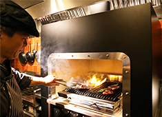 Dining & Bar LAVAROCK 神谷町／森トラスト・ホテルズ＆リゾーツ株式会社 求人 「Dining&Bar LAVAROCK」
LAVAROCKの名の通り溶岩石のグリルで焼き上げ本格的！