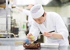 株式会社うかい和食事業部 (ジャスダック上場企業) 求人 厳選された高級食材を使用。日本料理を深く学べる環境です。
