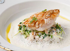 Mezzanine（メザニーン） 求人 和食やイタリアン、洋食や中華など、さまざまな料理のエッセンスを入れた創作フレンチ。お箸で食べるコースが人気！